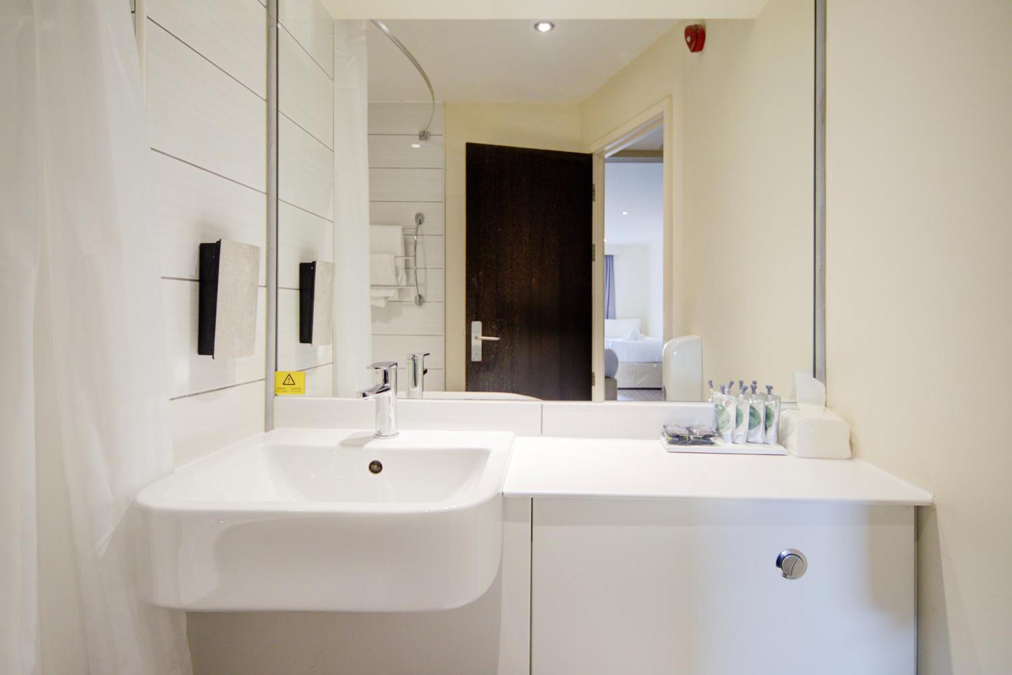 Belvilla Newport City Centre Hotel - Lifestyle מראה חיצוני תמונה