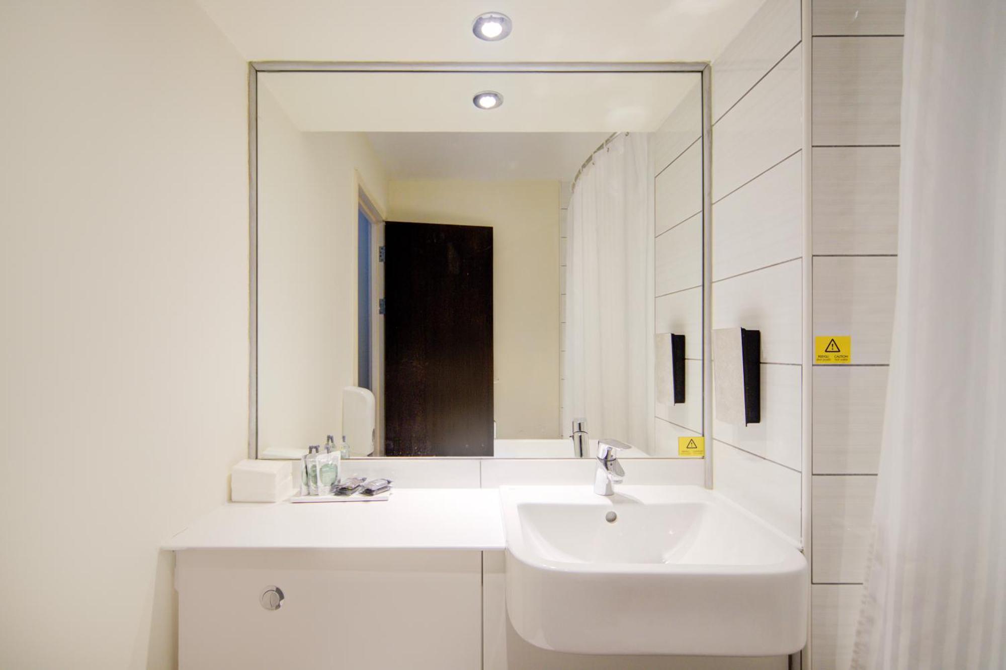 Belvilla Newport City Centre Hotel - Lifestyle מראה חיצוני תמונה